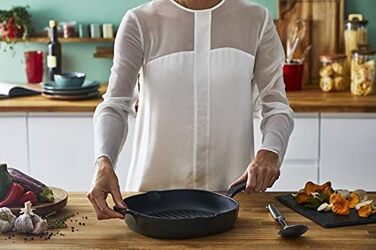 Lagostina Tradizione: сковорода-гриль з емальованого чавуну 26x26 см, для індукції, газу та духовок до 220°C, для м'яса, риби, хліба