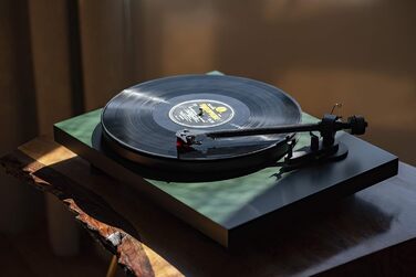 Програвач вінілу Pro-Ject Debut Carbon EVO з карбоновим тонармом, електронним перемикачем швидкості та голкою Ortofon 2M Red, глянцевий чорний