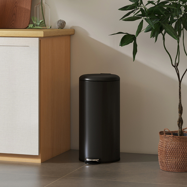 Відро для сміття 30 л з педаллю, внутрішнім відром, м'яким закриттям та кришкою. Розміри: 36 x 30 x 63,5 см, колір: чорний.