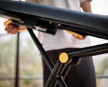 Прасувальна дошка Joseph Joseph Glide Plus 135 x 45 см з регулюванням висоти та стійкою до нагрівання поверхнею для прасування, зручне зберігання, 4-шаровий бавовняний чохол, чорний/синій