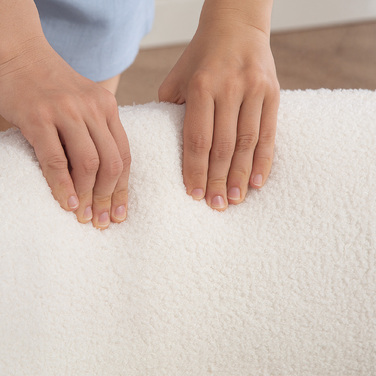 Сучасне крісло з м'яким оздобленням, оксамитовий (флісовий) чохол, акцентне крісло, крісло з підлокітниками на дерев'яних ніжках, металевий каркас, білий