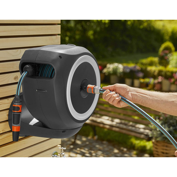 Шланг садовий Gardena RollUp M 20 м: гнучкий, з кріпленням на стіні, з розпилювачем, 20 м