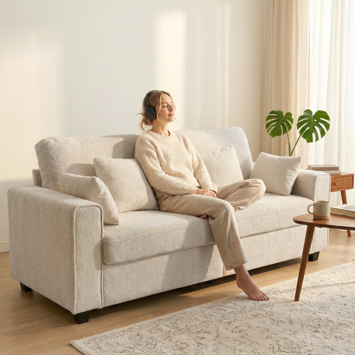 Бежевий тримісний диван з оксамитовою оббивкою 