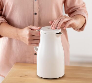 Термос Alfi ECONSCIOUS 1.0л з термоізоляційним вкладишем з біопластику, гігієнічний, з поворотним кришкою та кнопкою, для зручного наливання однією рукою, ідеальний для кави та чаю, без BPA (Oatmeal Beige)