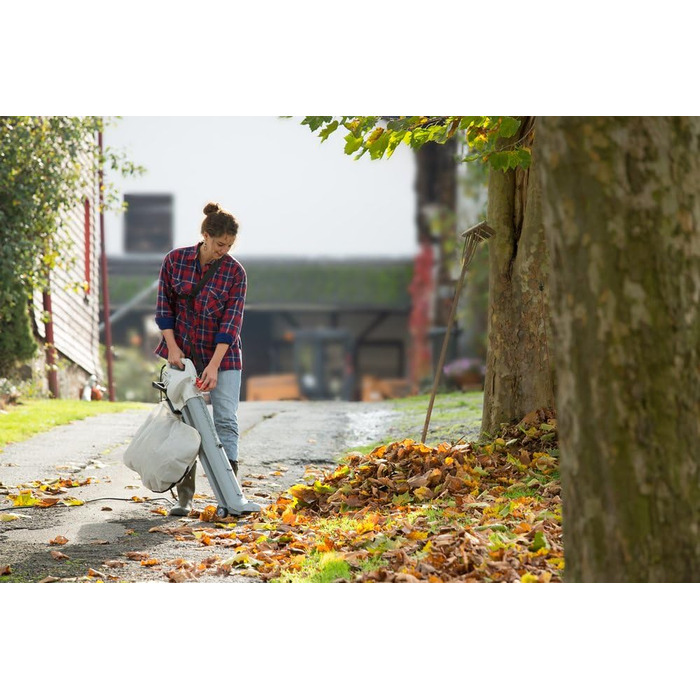 IKRA 74204030 Електричний 3-в-1: пилосос для листя, повітродувка, подрібнювач листя IBV 2800 E, об'єм контейнера 45л, швидкість повітря 275 км/год, 2800 Вт, 230 В, сірий/червоний/чорний