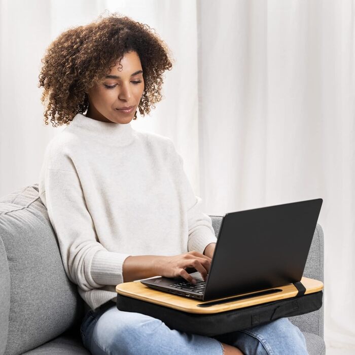 Підставка для ноутбука Navaris з подушкою 44x32x6 см - дерев'яна підставка з м'якою подушкою для ноутбука та планшета - чорний колір, натуральне дерево