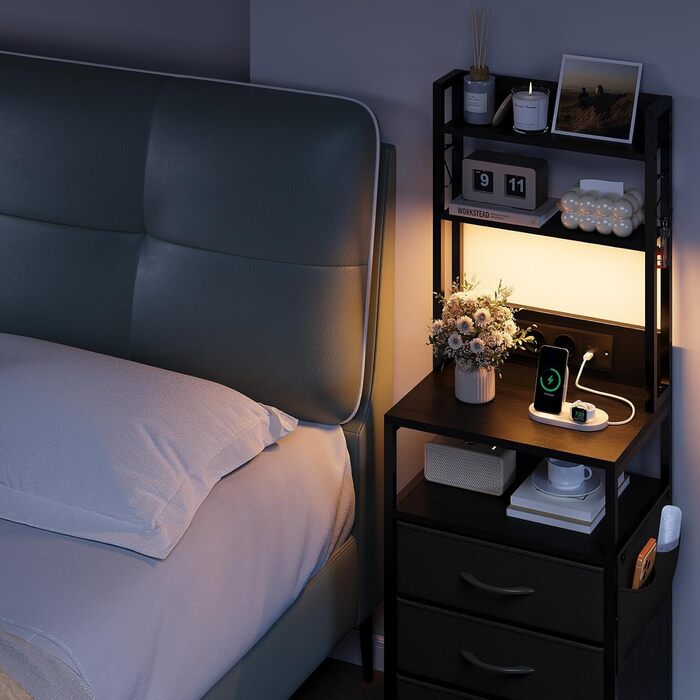 Нічний столик з підзарядкою та LED, приліжний столик з 3 висувними ящиками з тканини, нічник з полицею для книг, відкрите відділення, 2 розетки AC, 1 USB та 1 Type C роз'єми, для спальні, вітальні, офісу (Чорний) 40x30x60 см Чорний 1