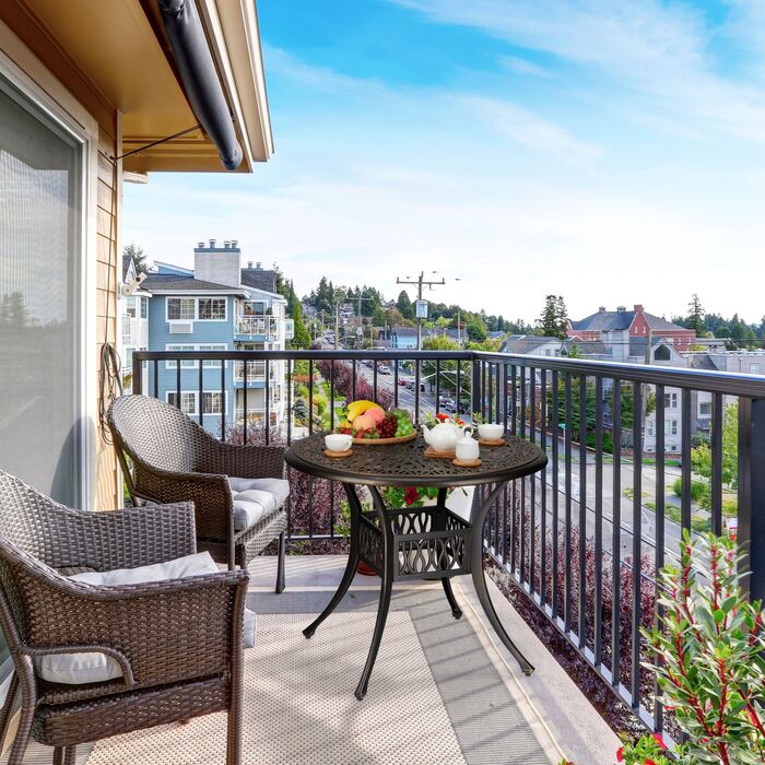 Столик для саду Relaxdays зі старовинним дизайном та отвором для парасольки