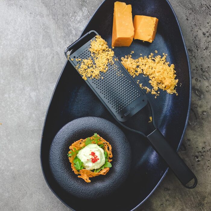 Терка кухонна Microplane Fein з нержавіючої сталі, Made in USA, для пармезану, цитрусових, часнику, чилі та твердих спецій, серія Black Sheep, чорна, тонка леза