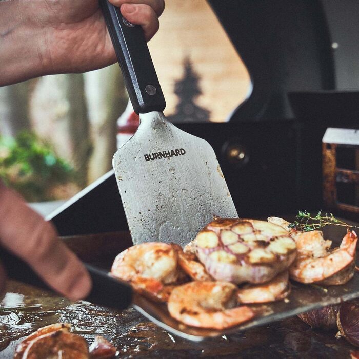 Набір гриль-посуду BURNHARD 5 предметів, 42 см, акацієве дерево, нержавіюча сталь. Комплектація: щипці, лопатка, виделка, щітка, знімач нагару.