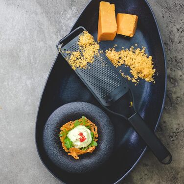 Терка кухонна Microplane Fein з нержавіючої сталі, Made in USA, для пармезану, цитрусових, часнику, чилі та твердих спецій, серія Black Sheep, чорна, тонка леза