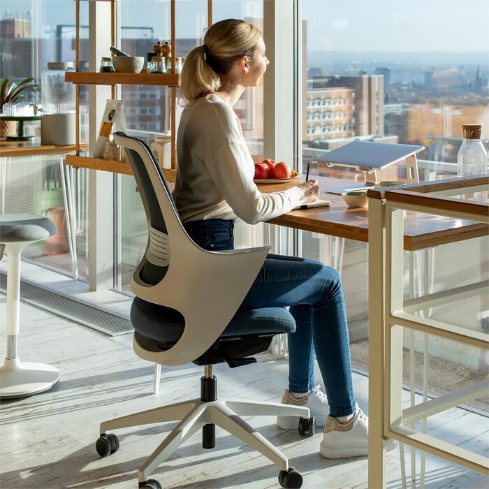 Ергономічне крісло Ergotopia WellBack, Made in Germany, з підтримкою попереку та синхромеханікою для офісу та дому. Рама: білий, оббивка: сірий (Рама: білий - оббивка: блакитний)