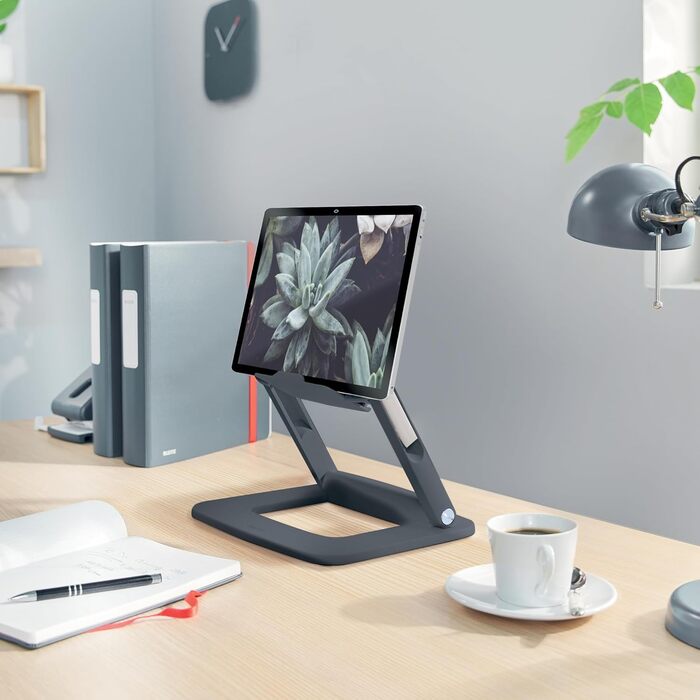 Підставка для ноутбука Leitz Ergo, регульована по висоті, для екранів 13'-15', з переробленого пластику, 6 положень висоти та кута, компактна, 100% перероблювана, темно-сіра