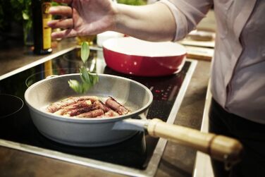 Сковорода Berndes Bonanza 24 см з індукційним дном, високим бортиком та 3-шаровим антипригарним покриттям, міцний алюмінієвий литок, чорна (24 см)