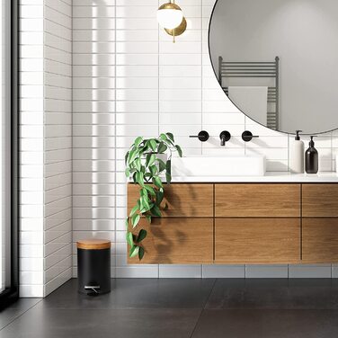 Дизайнерське косметичне відро KAZAI. 3L / відро для сміття для ванної кімнати з бамбуковою дерев'яною кришкою і автоматичним опусканням / з захистом від відбитків пальців і педалями комфорту (чорний, 3 літри)