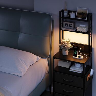 Нічний столик з підзарядкою та LED, приліжний столик з 3 висувними ящиками з тканини, нічник з полицею для книг, відкрите відділення, 2 розетки AC, 1 USB та 1 Type C роз'єми, для спальні, вітальні, офісу (Чорний) 40x30x60 см Чорний 1