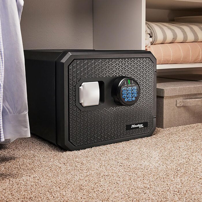 Master Lock FPW082FTCML - вогнестійкий та водонепроникний сейф, 23л, 417 x 348 x 478 мм, електронний замок з підсвічуванням, для дому та офісу, чорний