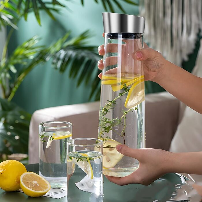 Скляна карафа для води та напоїв з кришкою та виливом, 1.5 літра