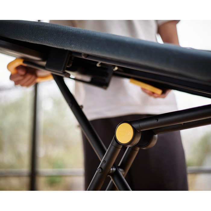 Прасувальна дошка Joseph Joseph Glide Plus 135 x 45 см з регулюванням висоти та стійкою до нагрівання поверхнею для прасування, зручне зберігання, 4-шаровий бавовняний чохол, чорний/синій