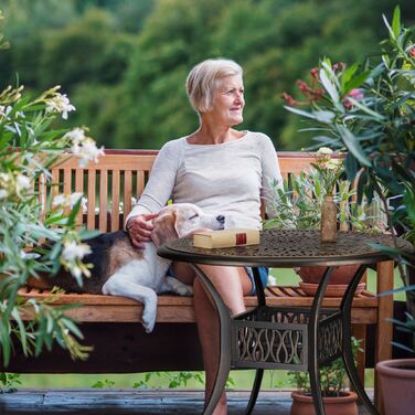 Столик для саду Relaxdays зі старовинним дизайном та отвором для парасольки