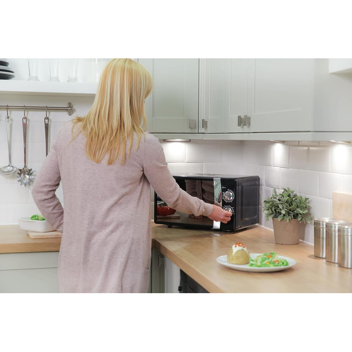 Мікрохвильова піч Russell Hobbs RHMM701C Solo 17л, 700 Вт, чорна: розморожування, таймер, 5 рівнів потужності