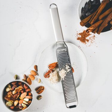 Мікроплан NEUE Professional Serie GROBE Klinge: професійна тертка з великою лезою з нержавіючої сталі | Елегантний дизайн | Для твердого сиру, моркви, кокосу, горіхів, шоколаду, імбиру та часнику | Виготовлена в США