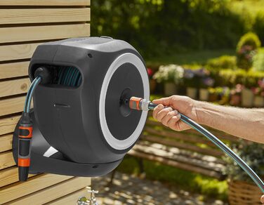 Шланг садовий Gardena RollUp M 20 м: гнучкий, з кріпленням на стіні, з розпилювачем, 20 м
