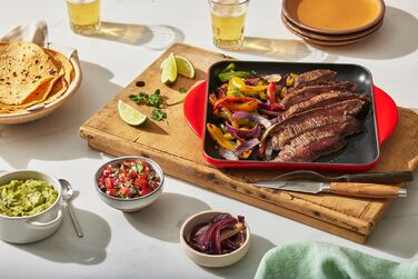 Гриль чавунний емальований Le Creuset, квадратний, 26 см, колір Морська сіль (темно-зелений)