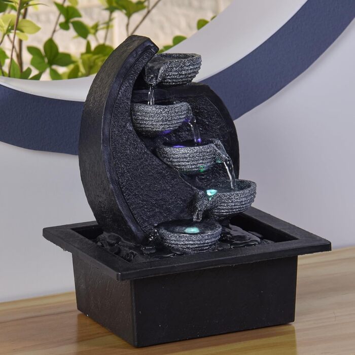 Джерело води Zen'Light Zimmerbrunnen V2 з 4 рівнями, імітація натурального каменю та кольоровим LED-підсвічуванням. Сучасна декор для столу, ідеально для медитації та релаксації. Висота 26 см. Унікальний дизайн.