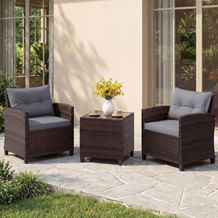 Садовий набір меблів COSTWAY з ротангу 3 предмети: 2 крісла, стіл зі скляною стільницею, подушки. Меблі для балкона, тераси, саду, для 2 осіб, коричнево-сірий