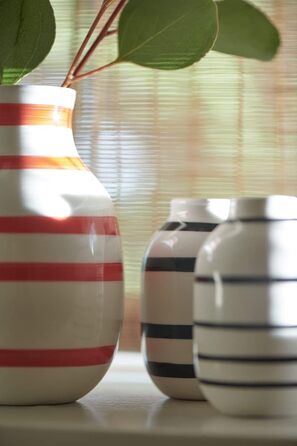 Ваза Kähler Omaggio, чорна, H12.5 см - оригінальний дизайн з ручним розписом