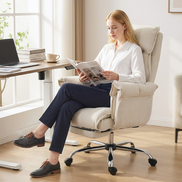 Офісний крісло з регулюванням висоти, поворотне з підтримкою попереку, підставкою для ніг, обтягнуте штучним хутром (штучний фетр), розміром 80 x 80 x 106-114 см, кремово-білого кольору.