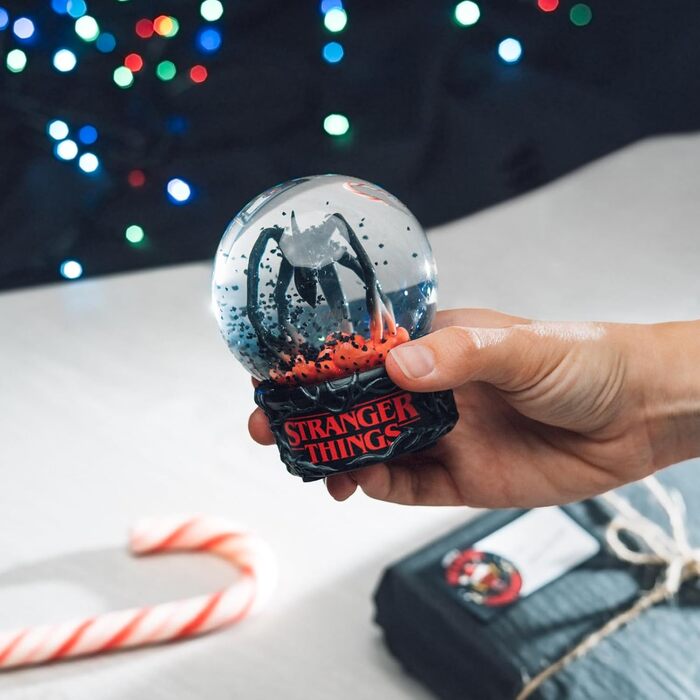 Різдвяна прикраса Stranger Things Snow Globe 8x10x8 см - Офіційний мерч