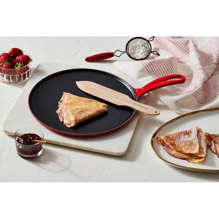 Сковорода для крепів Le Creuset з дерев'яним шкребком, чавун, Ø 27 см, для всіх типів плит (включаючи індукцію), Червоний (Cerise), 20136270600460
