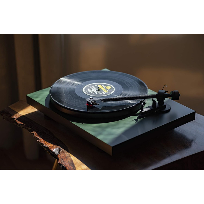 Програвач вінілу Pro-Ject Debut Carbon EVO з карбоновим тонармом, електронним перемикачем швидкості та голкою Ortofon 2M Red, глянцевий чорний