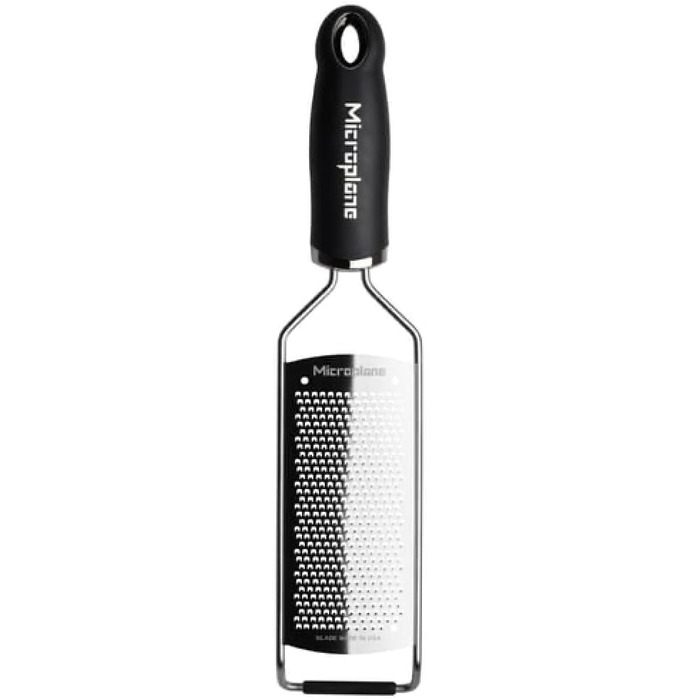 Тёрка Microplane® Fein для сыра, цитрусовых, чеснока, чили, корицы и мускатного ореха, черная, с лезвиями из нержавеющей стали - Made in USA. Тонкая режущая кромка.