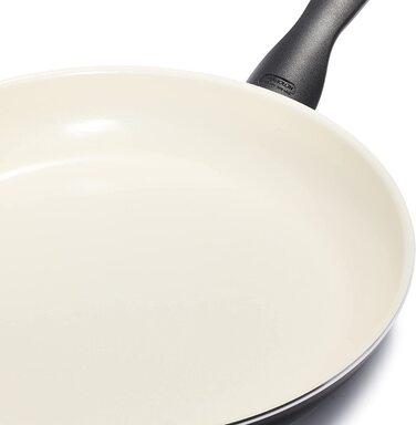 Сковорода GreenPan Rio з антипригарним покриттям Ceramic, 26 см, без PFAS, Stay-Cool ручка, сумісна з духовкою до 160°C, можна мити в посудомийній машині, чорний & кремовий колір