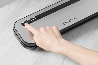 Вакууматор для продуктів Foodsaver FFS005X з вбудованим відсіком для рулонів, різаком та режимом для делікатних продуктів, комплект вакуумних пакетів