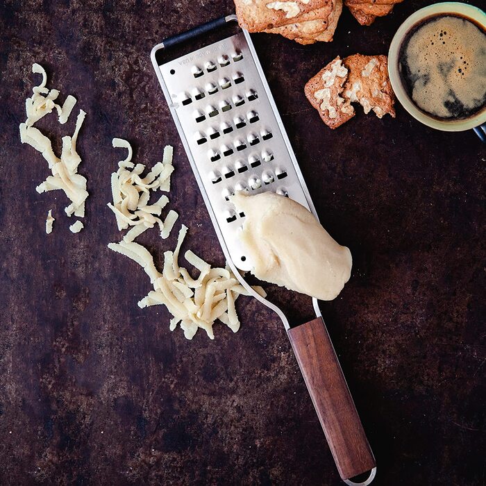 Терка кухонна Microplane Master Series з дуже грубим лезом для картоплі, цукіні, моркви, яблук, капусти та сиру, з ручкою з горіхового дерева, нержавіюча сталь, вироблено в США