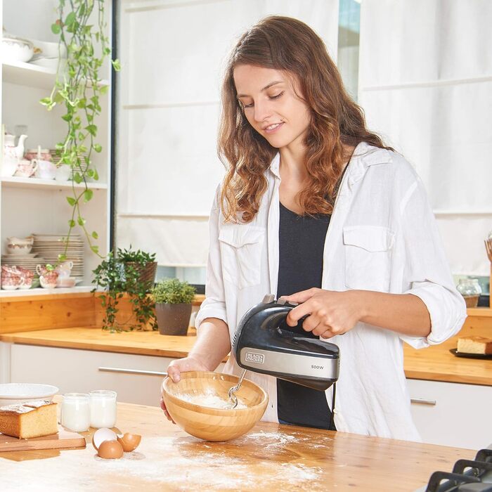 Міксер BLACK+DECKER BXMX500E 500Вт, 5 швидкостей, турборежим, 2 вінчики, 2 гаки, знімні насадки