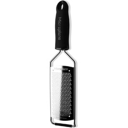 Тёрка Microplane® Fein для сыра, цитрусовых, чеснока, чили, корицы и мускатного ореха, черная, с лезвиями из нержавеющей стали - Made in USA. Тонкая режущая кромка.