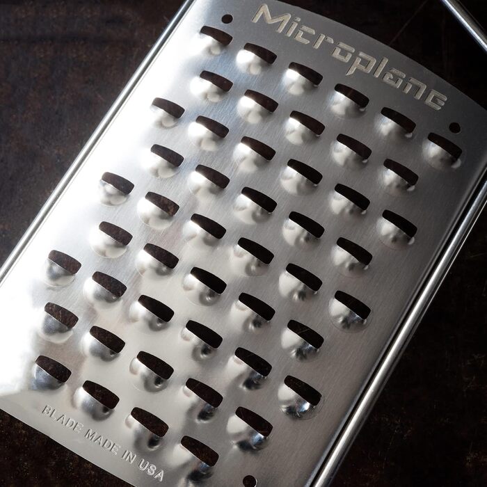 Терка кухонна Microplane XL груба для картоплі, сиру, капусти, огірків, гарбуза та цукіні, чорна, з нержавіючої сталі - Made in USA