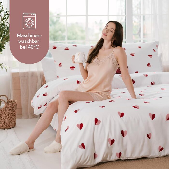 Комплект постільної білизни Dreamzie 4 предмети, 135x200 см, мікрофібра, з 2 наволочками 80x80 см, принт з рожево-червоними серцями, сертифікат Oeko-Tex