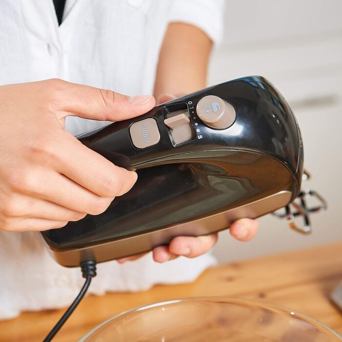 Міксер BLACK+DECKER BXMX500E 500Вт, 5 швидкостей, турборежим, 2 вінчики, 2 гаки, знімні насадки