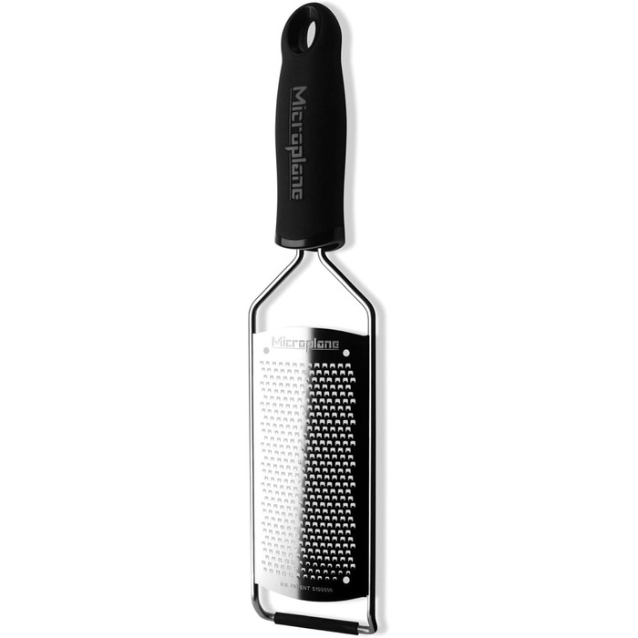 Тёрка Microplane® Fein для сыра, цитрусовых, чеснока, чили, корицы и мускатного ореха, черная, с лезвиями из нержавеющей стали - Made in USA. Тонкая режущая кромка.