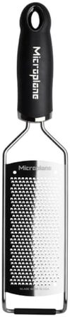 Тёрка Microplane® Fein для сыра, цитрусовых, чеснока, чили, корицы и мускатного ореха, черная, с лезвиями из нержавеющей стали - Made in USA. Тонкая режущая кромка.