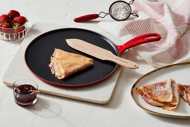 Сковорода для крепів Le Creuset з дерев'яним шкребком, чавун, Ø 27 см, для всіх типів плит (включаючи індукцію), Червоний (Cerise), 20136270600460