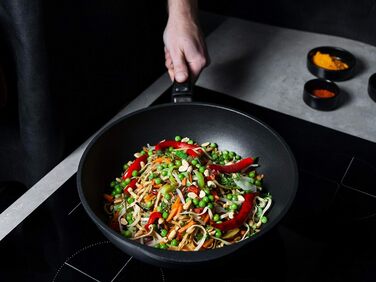 Wok AMT Gastroguss 32 см, алюмінієвий, індукційний, антипригарне покриття Lotan, литий, з ручкою