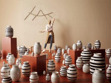 Ваза Kähler Omaggio, чорна, H12.5 см - оригінальний дизайн з ручним розписом