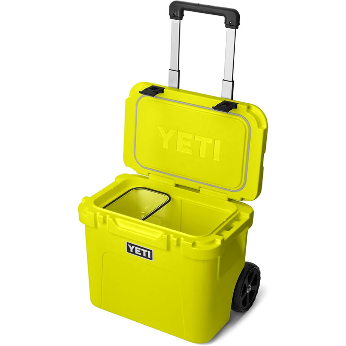 Чорний ящик YETI Roadie 32 на колесах, ізольований (жовтий Firefly)